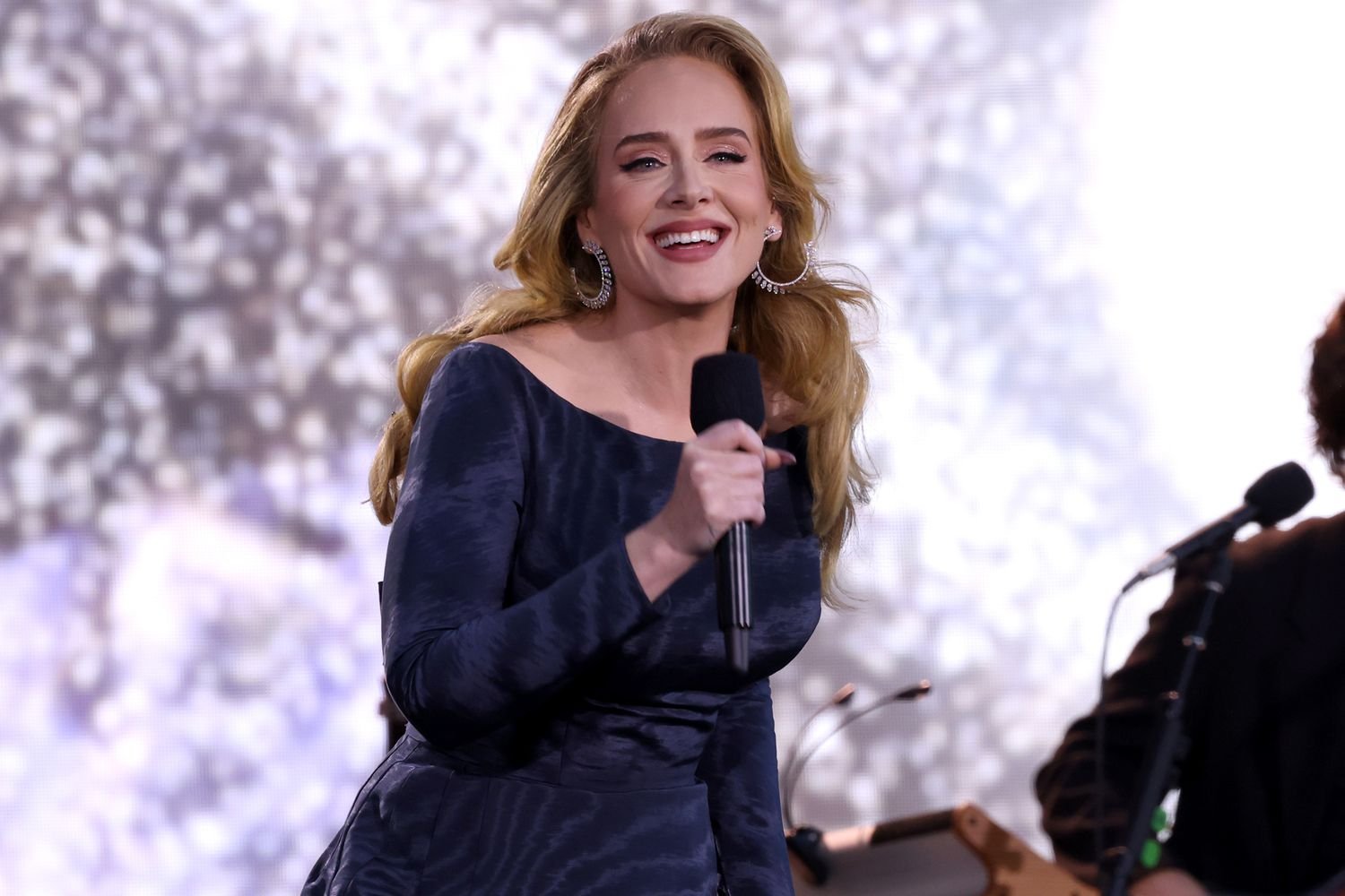 Olympics adele hits pause on munich concert to showcase womens 100m olympic finale 2024 08 10 20 38 48